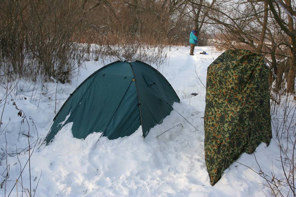 [ okopane w śniegu Baltoro i rowery pod plandeką ]