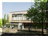 ul. Pruszkowska 4d, budynek Zarządu, widok od strony szkoły - patrz duże zdjęcie 124 KB